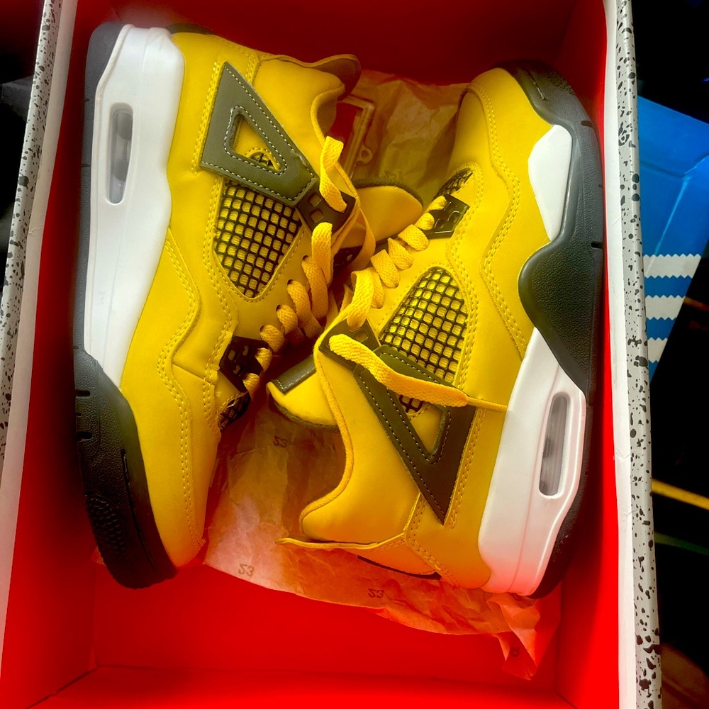 Retro Jordan 4 “lightning” size 7y
